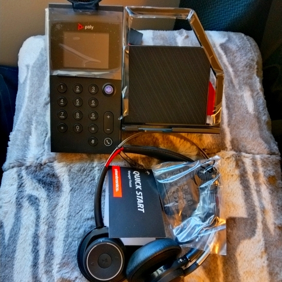 Black Mobile Phone Station
